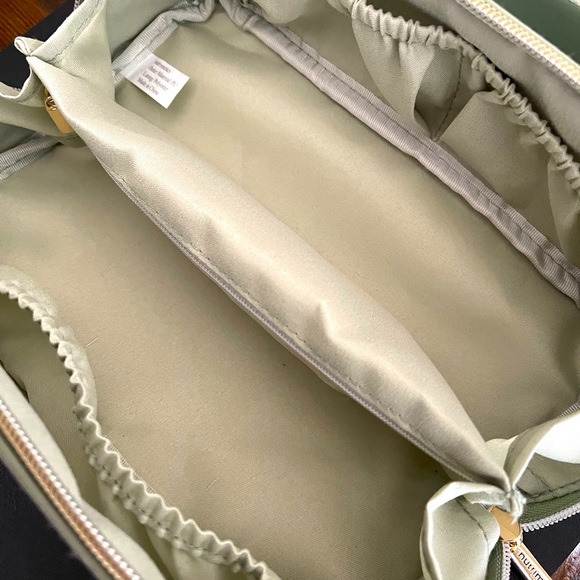 Nutrimetics “the Everything” 2 Cosmetic Bags - Picture 3 of 9